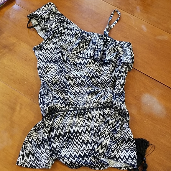 IZ Byer black and white blouse with belt - Picture 6 of 6